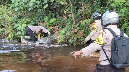 Polsek Bukit Batu Sosialisasi Pemilu Damai di Desa Terisolir, Sampai Jatuh Saat Tembus Banjir