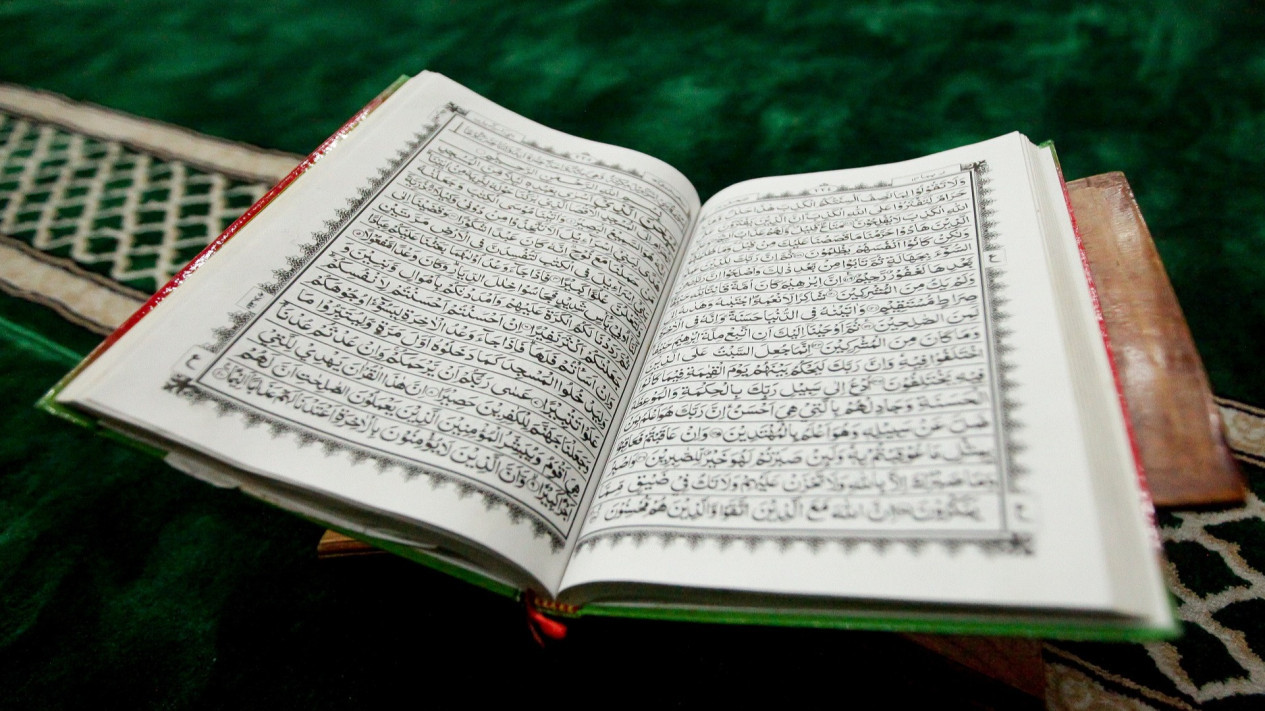 Tafsir Surah Al Baqarah Ayat 9: Mereka Menipu Allah dan Orang-orang yang Beriman
            - galeri foto