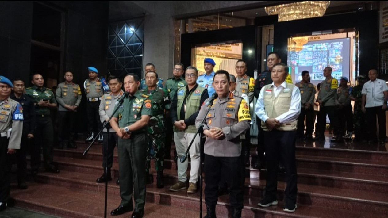 Kapolri Jenderal Listyo Sigit Prabowo Klaim Pergantian Tahun Baru 2024 di Indonesia Aman
            - galeri foto