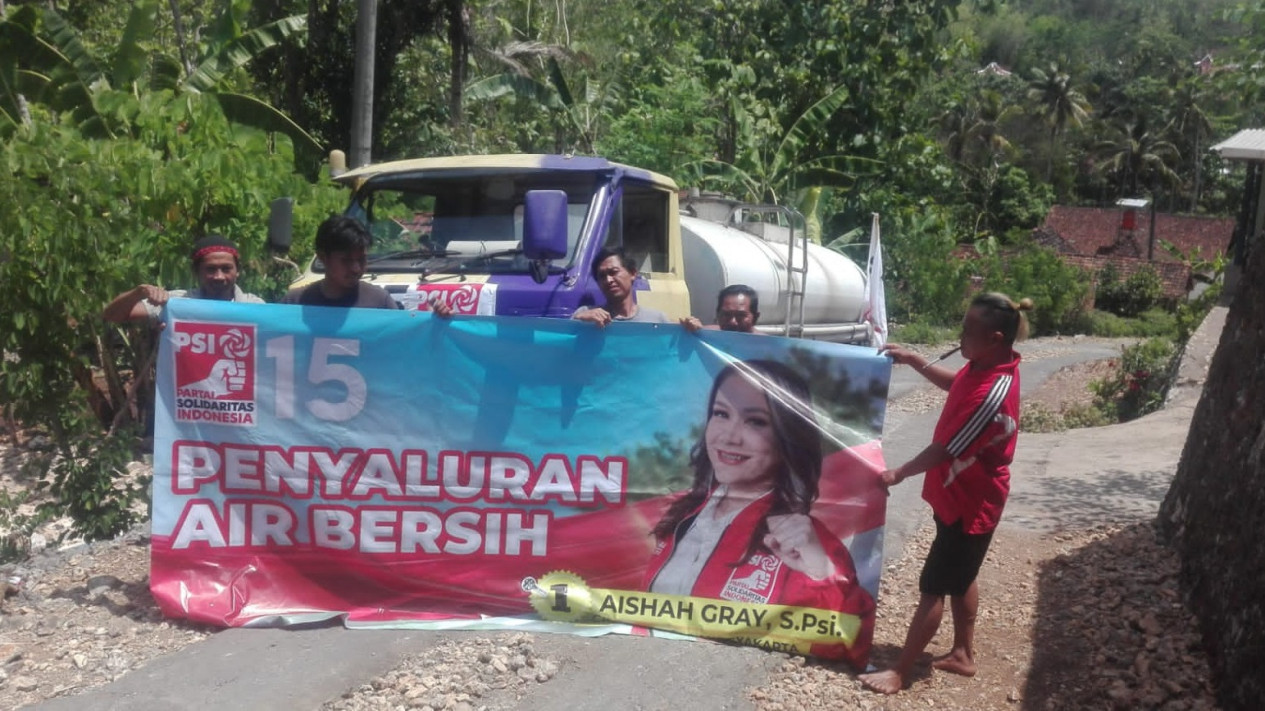 Raih Simpati Warga, Politisi PSI Lakukan Ini Bagi Masyarakat Terdampak Musim Kemarau
            - galeri foto