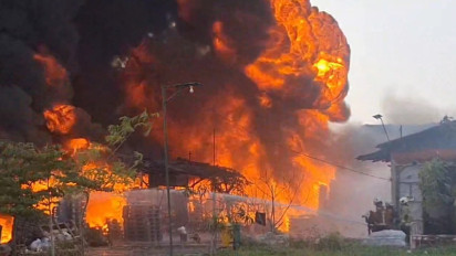 Diduga Akibat Percikan Kembang Api, 12 Gudang dan 7 Rumah Semi Permanen di Surabaya Terbakar