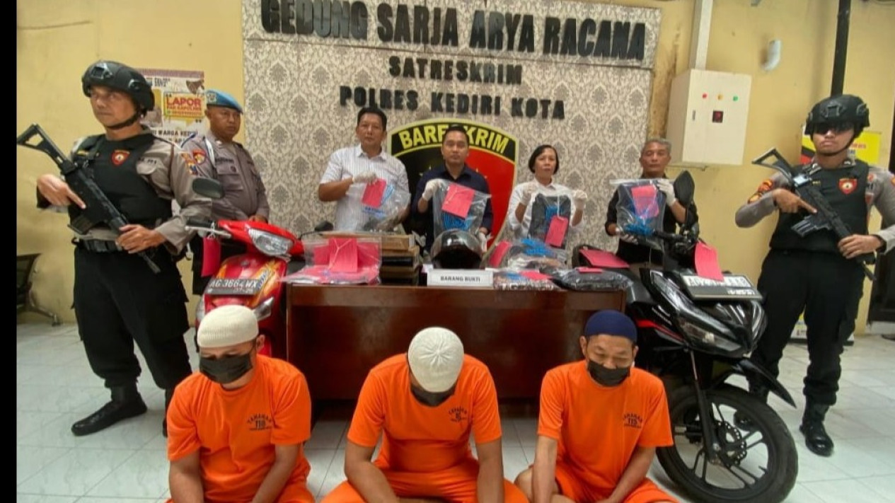 Lempar Batu 1,5 kg ke Pengendara Lain hingga Meninggal Dunia, Geng Motor di Kediri Ditangkap Polisi
            - galeri foto