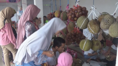 Libur Tahun Baru, Pasar Durian di Wonosalam Jombang Dipadati Pengunjung