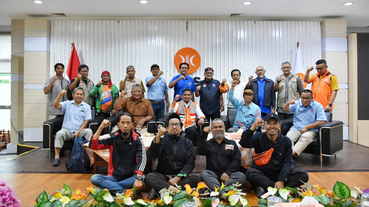 Mencengangkan! PKS dan Aktivis Buruh Beri Rapor Merah Untuk Rezim Jokowi: Semakin Hari Semakin Kelam!
            - galeri foto