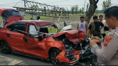 Salip Bus dari Lajur Kiri, Mobil Honda City Tabrak Truk di Ngawi, Sopir Tewas
