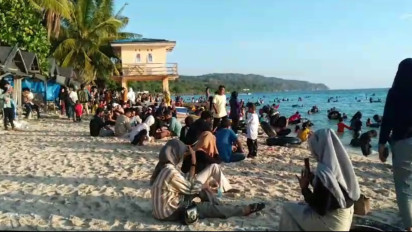 Akhiri Libur Nataru, Ribuan Wisatawan Padati Pantai Nirwana di Baubau