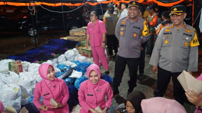 Ingatkan Masyarakat Sukseskan Pemlu 2024, Kapolres Rokan Hulu Juga Bagikan Ratusan Sembako ke Warga Terdampak Banjir
