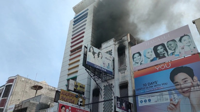 Sebuah Toko Kosmetik Ludes Terbakar, Pegawai Toko Panik Berhamburan