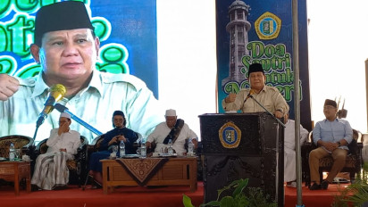 Dinobatkan Jadi Sahabat Santri Indonesia, Prabowo Terharu di Ponpes Zainul Hasan Genggong