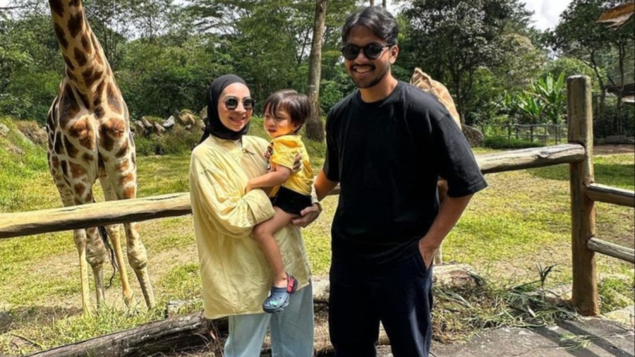 Klarifikasi Elmer Usai Perselingkuhannya dengan Pramugari Dibongkar Sang Istri: Kavi Bapak Titip Ibu
            - galeri foto