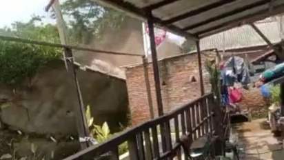 Tembok Pembatas Sungai Kasin Dekat TPU Kasin Kota Malang Ambrol Timpa Rumah Warga