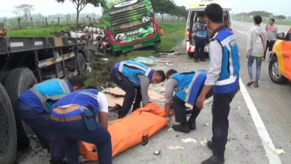 Bus Pariwisata Restu Panda Tabrak Truk Muatan Paku Bumi di Tol Ngawi, Satu Tewas Belasan Penumpang Luka-Luka