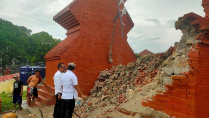 Duh! Gapura Alun-alun Kabupaten Cirebon Senilai Ratusan Juta Ambruk, Bupati : Bangunan Tidak Memenuhi Standar Mutu