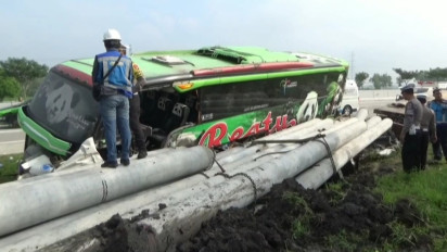 Korban Tewas Bus Restu Panda Tabrak Truk Trailer Muatan Paku Bumi Bertambah Menjadi Dua Orang
