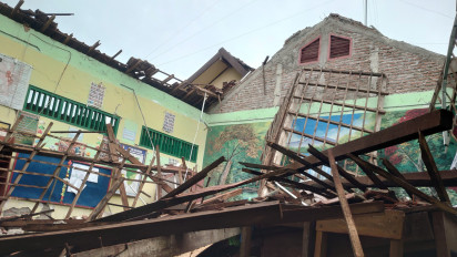 Atap Dua Ruang Kelas di SDN Ngadiluwih Bojonegoro Ambruk, Aktivitas Belajar Siswa Terganggu