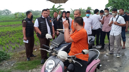 Tersangka Pembunuh Pria Mulut Ditusuk Pisau di Gresik Peragakan 19 Adegan, Saling Tusuk dengan Korban