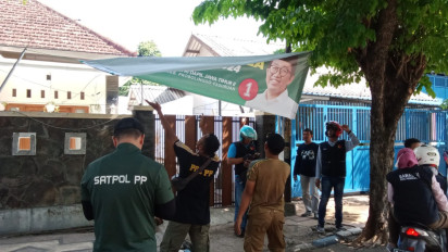 Langgar Aturan Pemasangan, Satpol PP dan Bawaslu Kota Probolinggo Turukan Paksa Ratusan APK