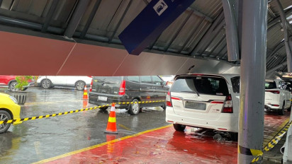 Hujan dan Angin Kencang, Kanopi Sisi Selatan Stasiun Yogyakarta Jatuh Timpa 5 Mobil Pelanggan