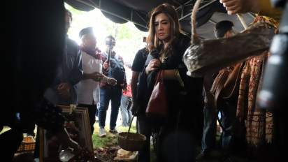 Rizal Ramli Meninggal Dunia, Cornelia Agatha Iringi Pemakaman