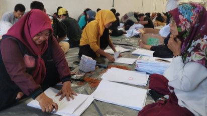 Jelang Pemilu KPU Gresik Terjunkan 200 Pekerja Sortir dan Lipat Surat Suara