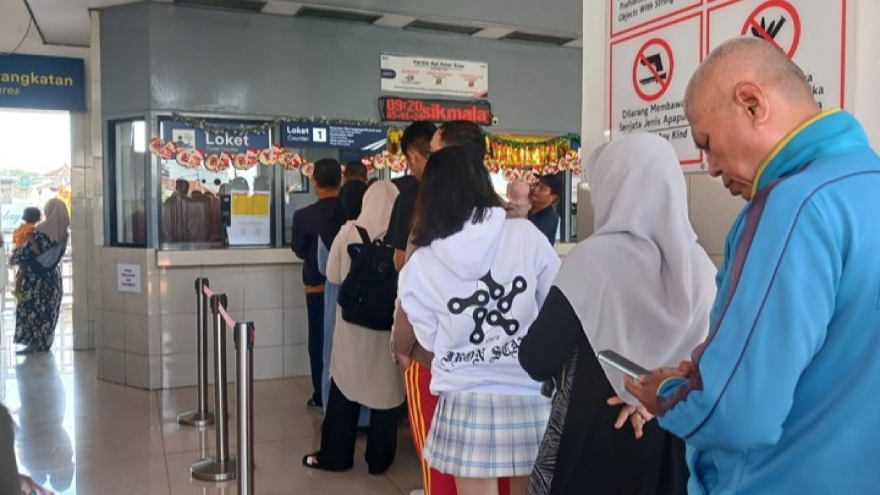 Ratusan Penumpang di Stasiun Tasikmalaya Membludak Antre Pembatalan Tiket Imbas Kecelakaan Kereta di Cicalengka
            - galeri foto
