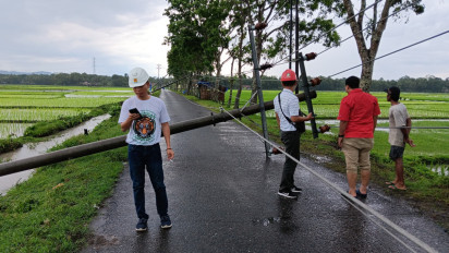 Hujan dan Angin Kencang Robohkan Tiang Listrik PLN, Jaringan Listrik di Kebumen Padam
