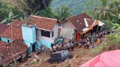 Jalan Kabupaten Clumprit-Ngroto Terputus Imbas Talud Longsor Akibat Hujan Deras di Kulon Progo