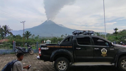 Berstatus Siaga, Abu Vulkanik Gunung Lewotobi Terus Keluar Dari Lubang Erupsi Baru