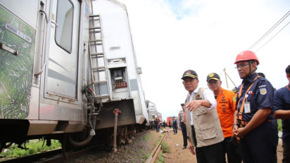 Tinjau Lokasi Tabrakan KA Turangga dan KA Bandung Raya, Menko PMK Pastikan Evakuasi Korban Berjalan Baik