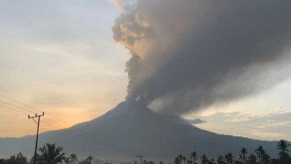 Gunung lewotobi NTT Kembali Erupsi, Hujan Abu Guyur Dua Kecamatan