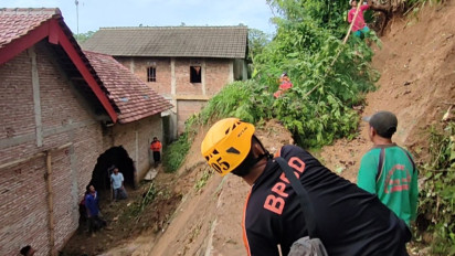 Diguyur Hujan Lebat, Tebing di Magetan Setinggi 8 Meter Longsor Jebol Rumah Warga