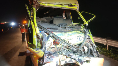 Diduga Sopir Mengantuk, Isuzu Elf Seruduk Truk Gandeng di Tol Jomo, 11 Penumpang Terluka