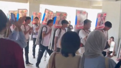 Tak Mau Kalah dengan Fangirl, Fanboy Zang Hao Indonesia Pakai Banner Punggung untuk Nonton GDA Award di JIS