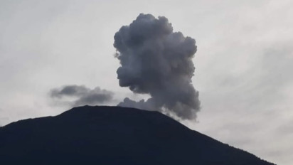 Gunung Marapi Lontarkan Abu Vulkanik Setinggi 700 Meter 