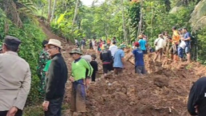 Tebing Setinggi 17,5 Meter di Cigalontang Longsor,  Akses Jalan hingga Aktivitas Warga Lumpuh 