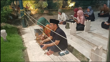 Cari Berkah di Makam Sunan Ampel, Cak Imin Siap Dampingi Anies Baswedan dalam Debat Capres Esok
