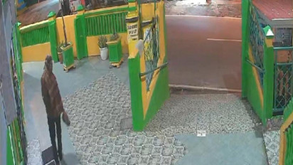 Diduga Ingin Melakukan Pencurian Kotak Amal Masjid di Karimun Kepri, Aksi Seorang Pria Terekam CCTV