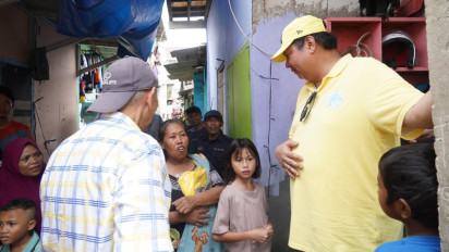 Airlangga Blusukan ke Warga Cengkareng, Pastikan Warga Miskin Terima Bansos