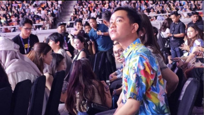 Isi Energi Jelang Debat, Gibran dan Istri Asik Nonton Acara Award Korea GDA 2024 di JIS