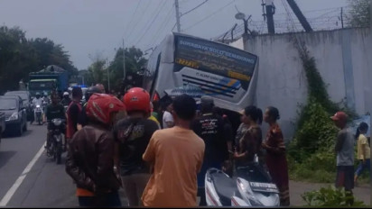 Hindari Pengendara Sepeda Motor, Bus Sugeng Rahayu Masuk Parit di Nganjuk, Dua Orang Luka