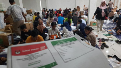 KPU Trenggalek Sotir Ulang Surat Suara Pemilihan Caleg DPRD dan DPD RI