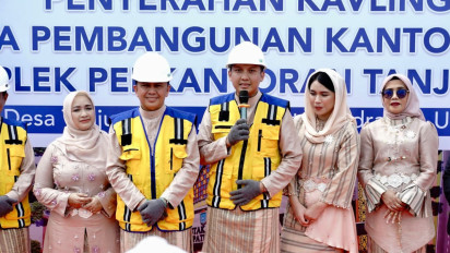 Pj Gubernur dan Pj Ketua TP PKK Sumsel Bagikan Bantuan Sembako ke Pedagang dan Pengemudi Bentor di Pasar Indralaya