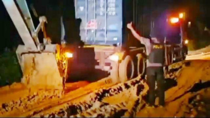 Terjebak Lumpur 10 Jam, Personel Polres Inhil Berjibaku Keluarkan Truk Kontainer Pendistribusian Surat Suara Pemilu