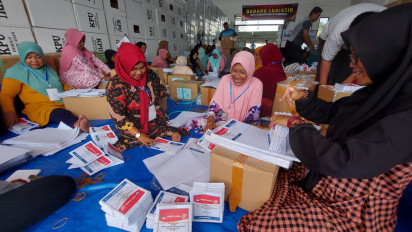 KPU Situbondo Libatkan Penyandang Disabilitas dalam Proses Pelipatan Kertas Suara