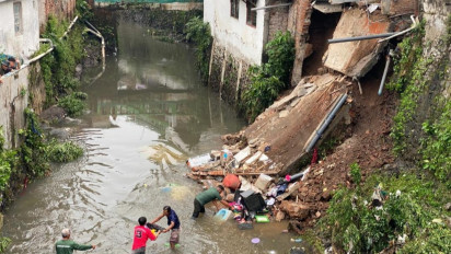 Detik-detik Tembok Belakang Dua Rumah Warga di Malang Longsor, Terekam Video Amatir Warga