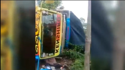 Tak Hati-hati Menyeberang, Warga Bojonegoro Meninggal Tertimpa Truk Muatan Buah Naga