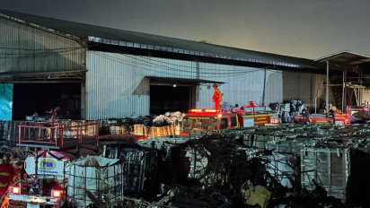 Gudang Penyimpanan Aspal Curah PT Multi Trading Pratama di Gresik Alami Kebakaran Hebat