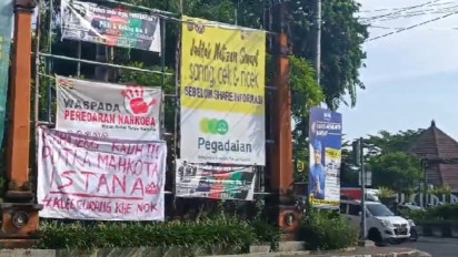 Spanduk Nyinyir Bertebaran Sambut Kedatangan Cawapres Gibran di Bali