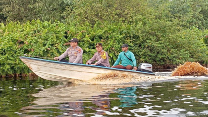 Sosialisasi Pemilu, Polsek Bukit Batu Susuri Sungai Sarang Buaya Temui Warga
