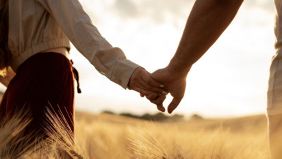 4 Cara Mengungkapkan Cinta tanpa Mengatakannya secara Lisan